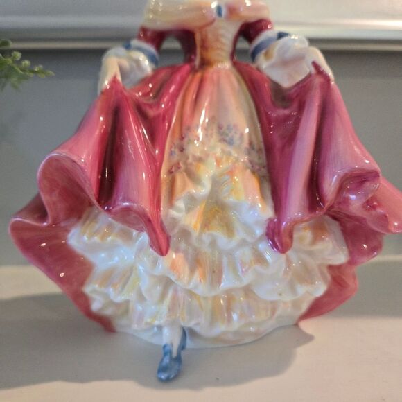 🎄🛍❤️ VINTAGE ROYAL DOULTON SOUTHERN BELLE FIGURINE - Picture 5 of 9
